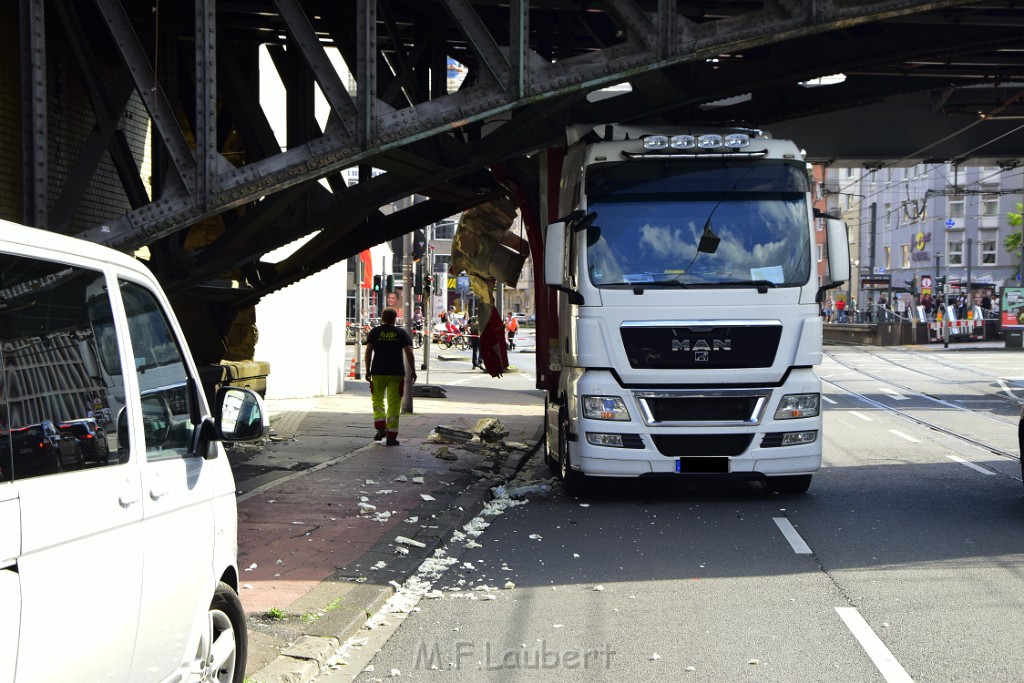 LKW blieb unter Bruecke haengen Koeln Deutz Opladenerstr Deutz Muelheimerstr P012.JPG - Miklos Laubert